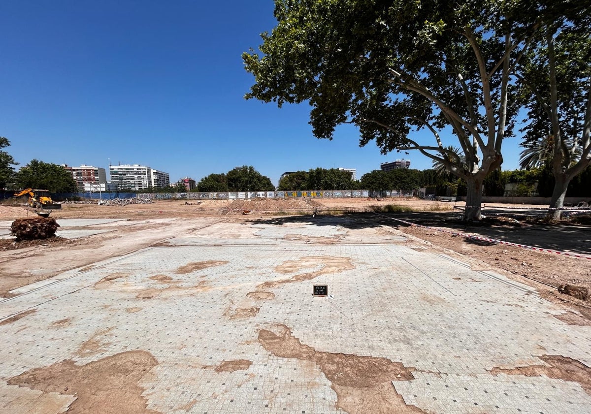 Imagen principal - Solar de Jesuitas, con teselas Nolla; suelo geométrico Nolla de un centro público de la calle de la Reina del Cabanyal y muestras de teselas.