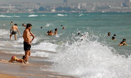 Varias personas se refrescan en la playa de la Garrofera, este domingo.