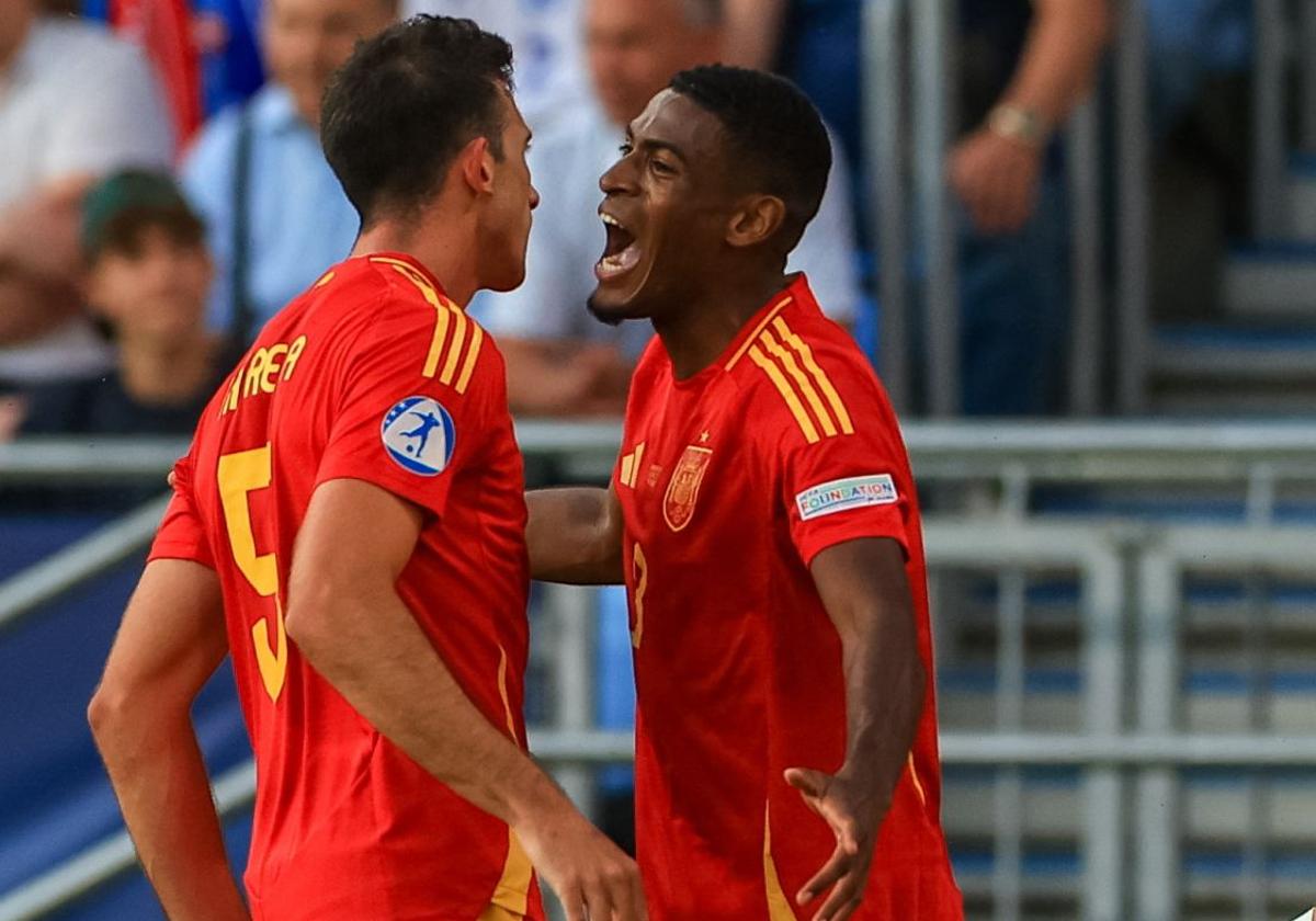 La pareja de centrales valencianistas César Tárrega y Cristhian Mosquera, celebrando con España sub-21 en el Europeo.