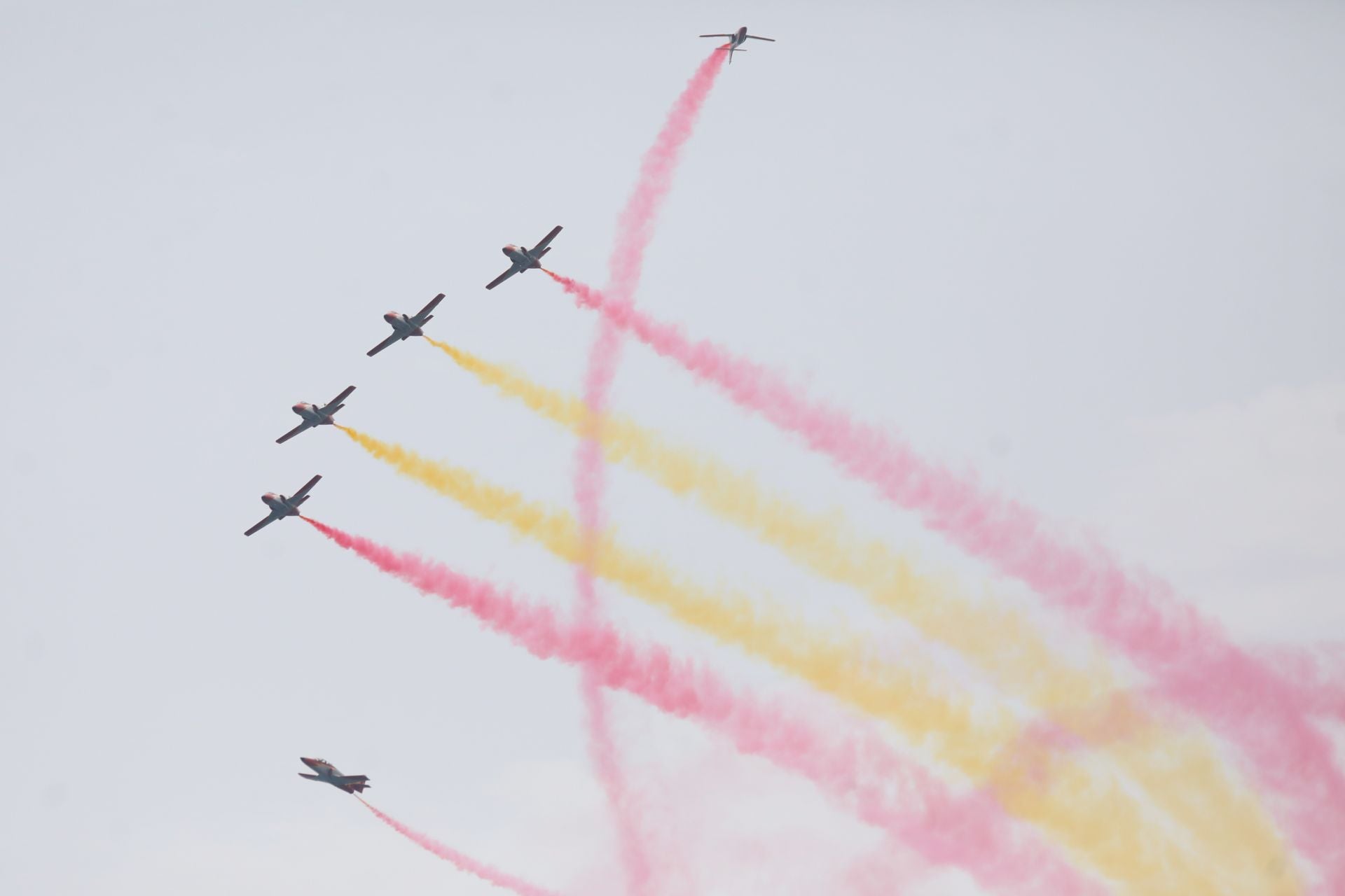 El Rey asiste al último vuelo de la mítica Patrulla Águila tras 40 años de acrobacias