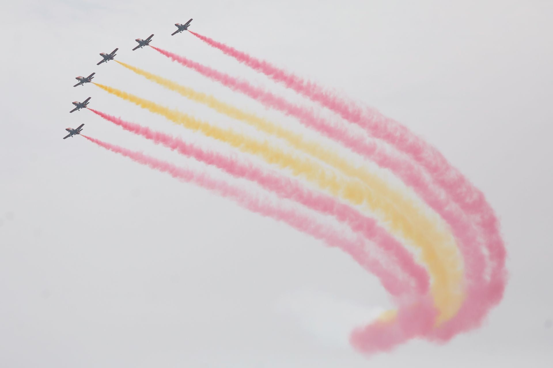 El Rey asiste al último vuelo de la mítica Patrulla Águila tras 40 años de acrobacias