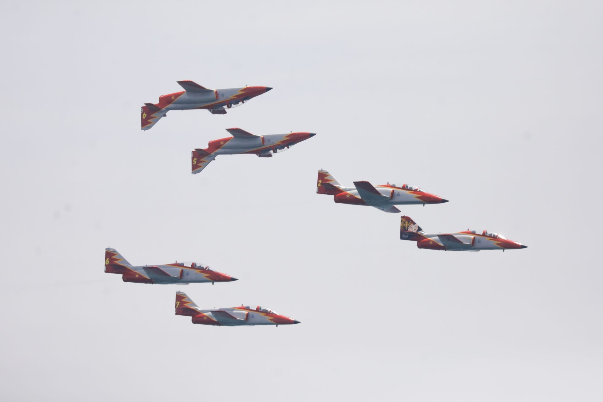 El Rey asiste al último vuelo de la mítica Patrulla Águila tras 40 años de acrobacias