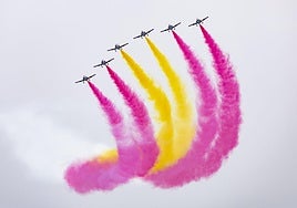 El Rey asiste al último vuelo de la mítica Patrulla Águila tras 40 años de acrobacias