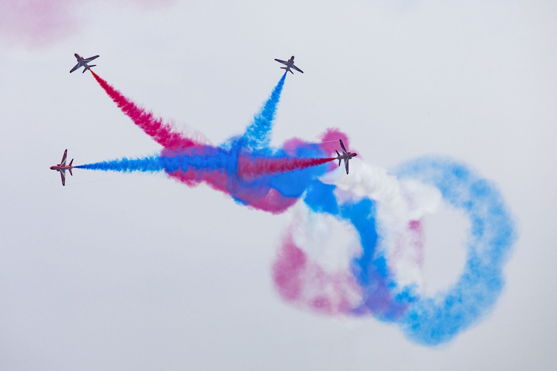 El Rey asiste al último vuelo de la mítica Patrulla Águila tras 40 años de acrobacias