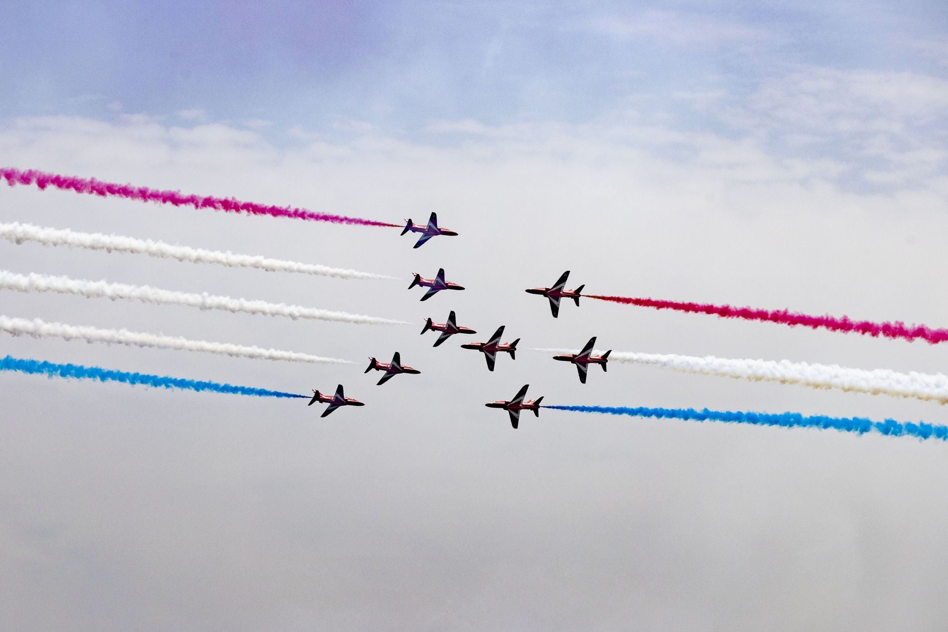 El Rey asiste al último vuelo de la mítica Patrulla Águila tras 40 años de acrobacias