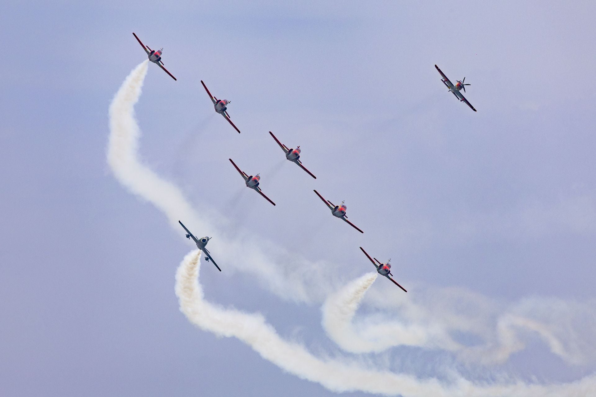 El Rey asiste al último vuelo de la mítica Patrulla Águila tras 40 años de acrobacias