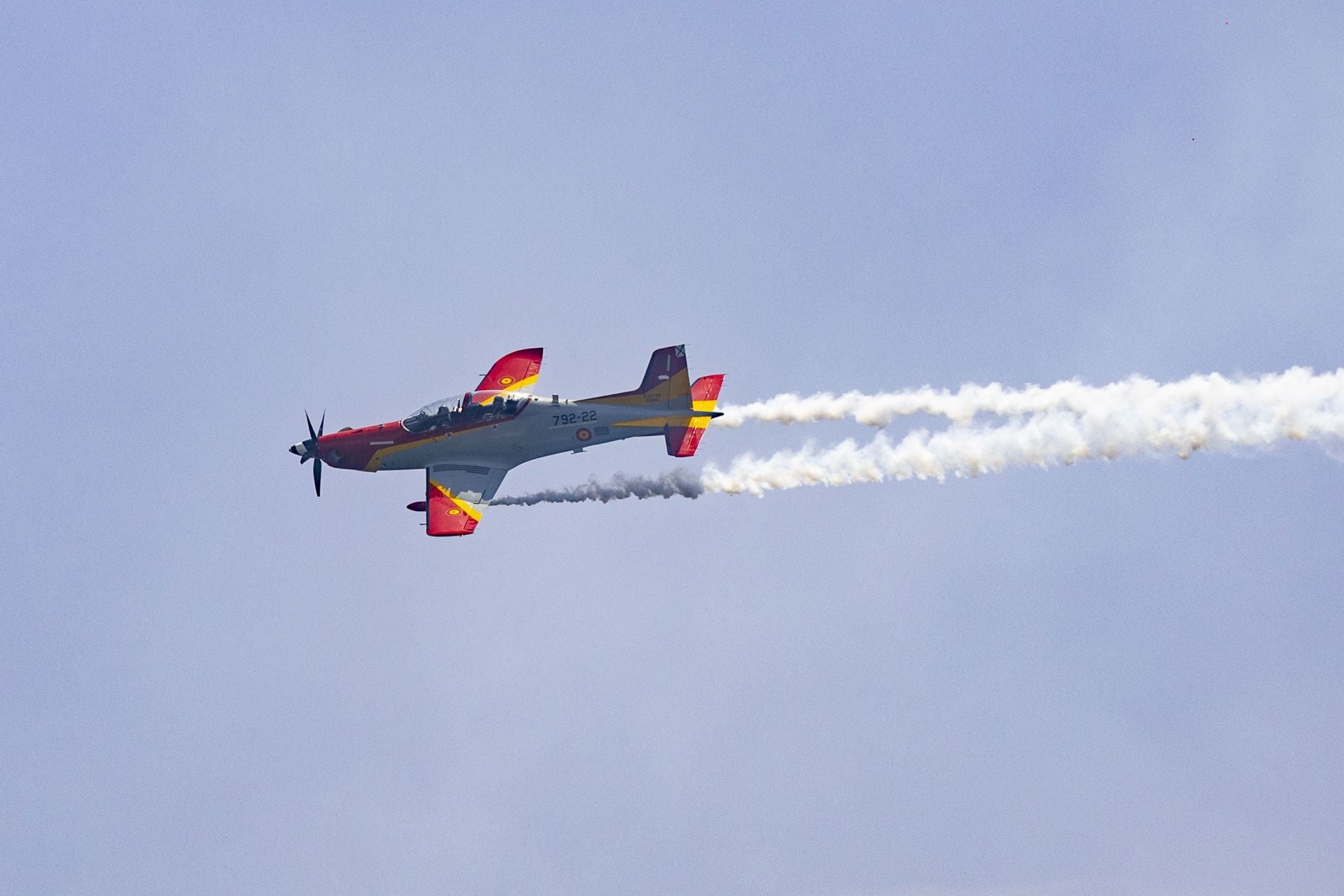 El Rey asiste al último vuelo de la mítica Patrulla Águila tras 40 años de acrobacias