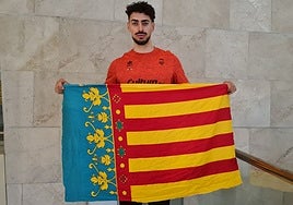 Josep Puerto posa en Tenerife antes de regresar a Valencia con una Senyera en homenaje a los afectados por la dana.