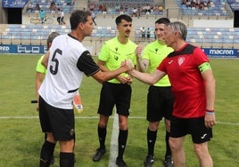 Fernando Giner, saludando a su homónimo de los veteranos del Atlético Puertollano.