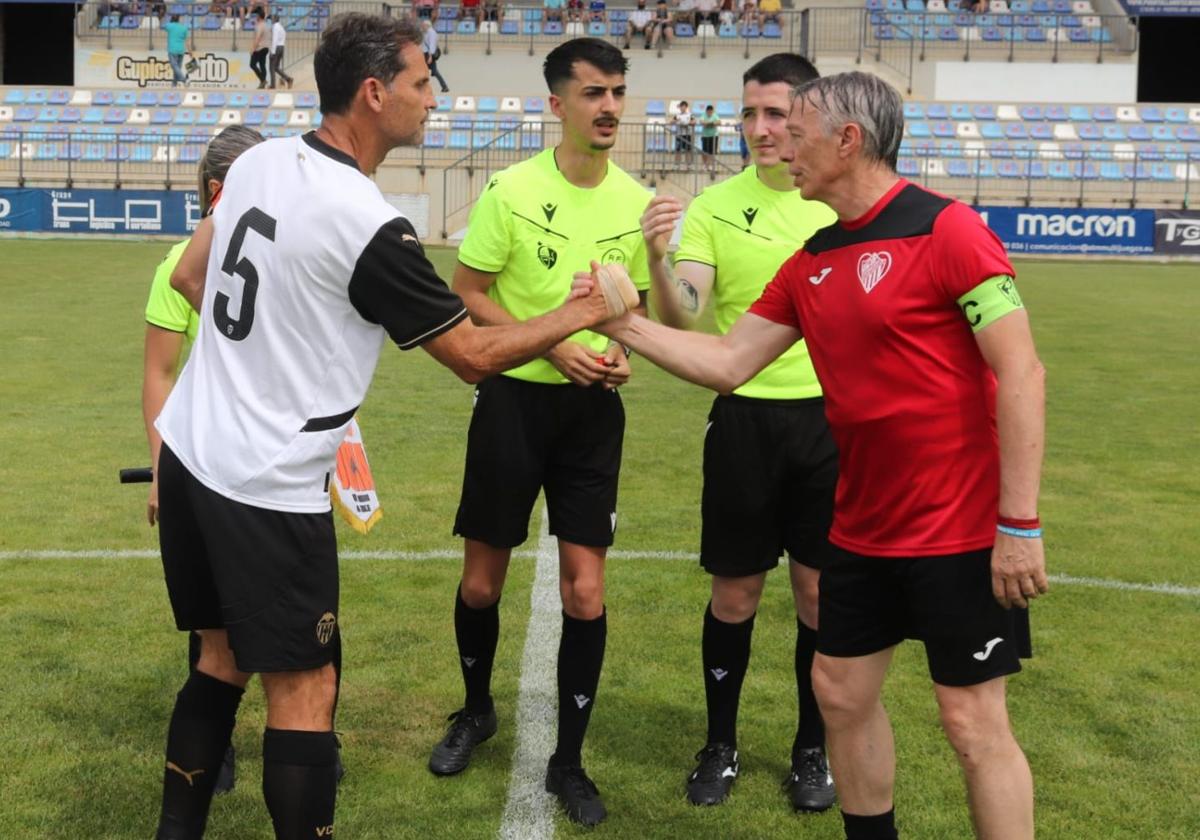 Fernando Giner, saludando a su homónimo de los veteranos del Atlético Puertollano.