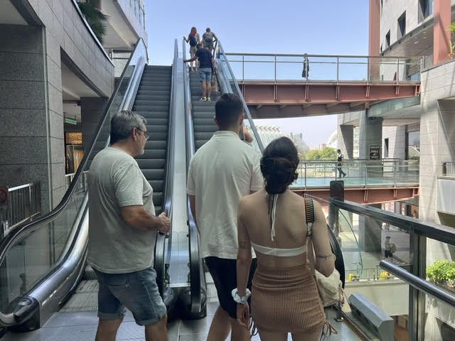 Los centros comerciales vuelven a abrir sus puertas este domingo
