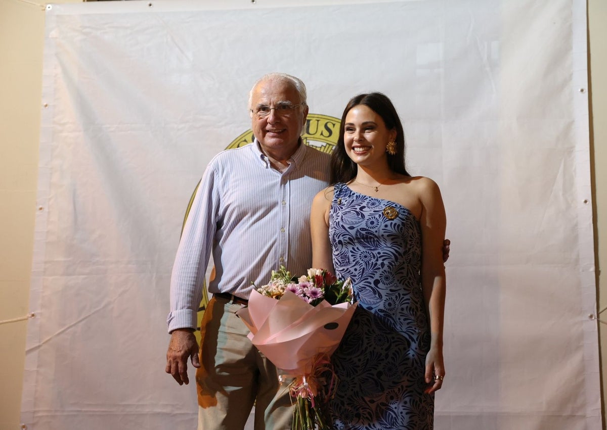 Imagen secundaria 1 - Francisco Esteve, junto a Toña Játiva, honorable clavariesa vicentina 2024 y Carla Romero, reina del Ateneo.