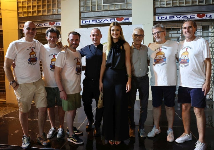 Berta Peiró, junto a Álvaro Almenar, vicerrector de la Basílica y miembros de Amics del Corpus e imposición de medalla a María José Llorens, honorable clavariesa vicentina.