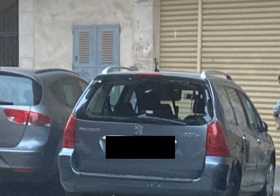 Coche con la luna trasera rota a pedradas en el barrio de San Antonio tras lanzarse unos jóvenes piedras en una reyerta.