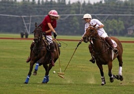 Dos personas juegan al polo.