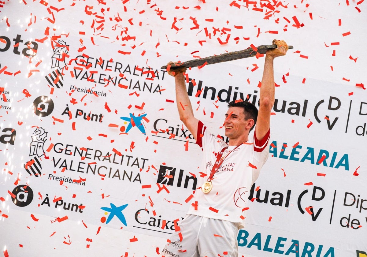 Tonet IV celebra el título en Bellreguard.