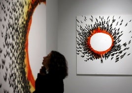 Una mujer contempla una obra de Genovés en una imagen de archivo.