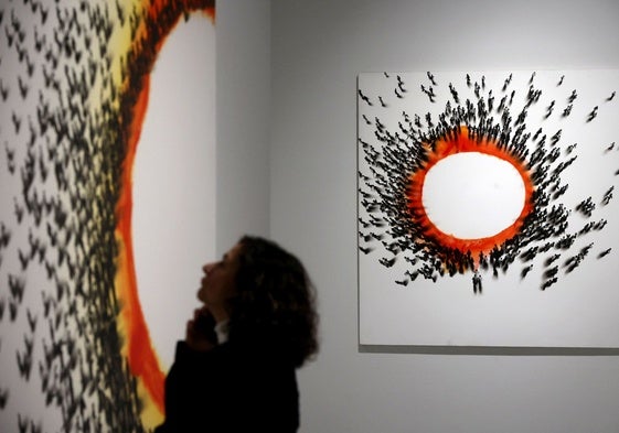 Una mujer contempla una obra de Genovés en una imagen de archivo.