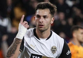 Hugo Duro, celebrando un gol con el Valencia CF.