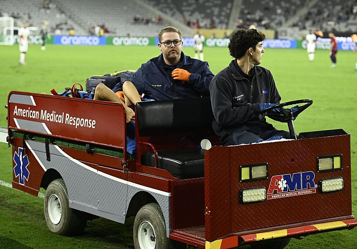 El costarricense Warren Madrigal, marchándose de la Copa Oro con las asistencias médicas.