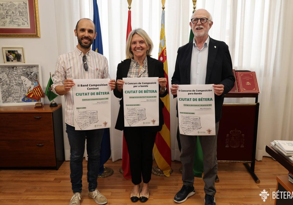 La alcaldesa Verdevío, el concejal de Cultura y el director del CAM.