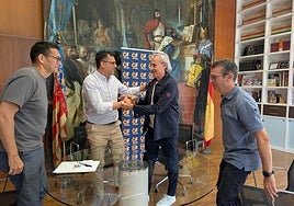 Acto de entrega de la mitad de la recaudación de la prueba ciclista en el Ayuntamiento de Alfafar.