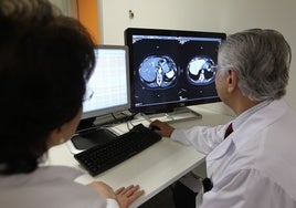 Dos médicos consultan una prueba diagnóstica.