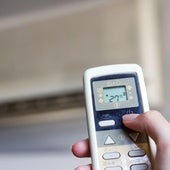 Una persona enciende un aparato de aire acondicionado