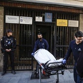 Los funerarios trasladan el cadáver del canónigo emérito de la Catedral de Valencia.