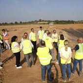 Grupo en la visita de obras de este lunes al antiguo vertedero.