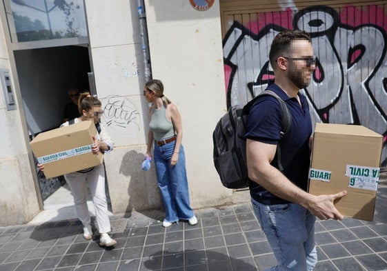 Agentes de la UCO, durante el registro en la casa de Ábalos en Valencia.