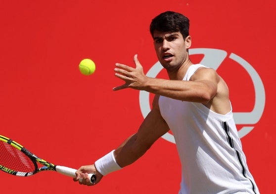 Alcaraz entrena en Queen's este lunes.