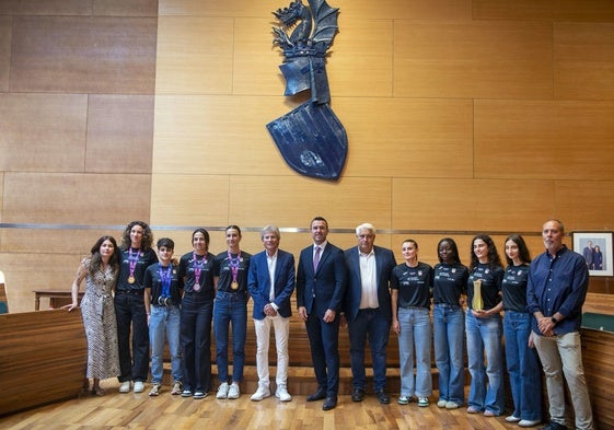 Vicent Mompó, junto a las atletas del Diputación Valencia Club de Atletismo.