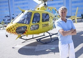 Jesús Calleja, junto al nuevo helicóptero del programa 'Volando voy, volando vengo'.