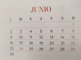 Un técnico limpia una de las piezas de la columnata.