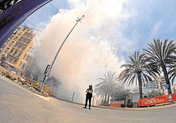 Mascletà en la plaza de los Luceros.