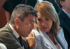 Susana Camarero conversa este martes con Carlos Mazón.