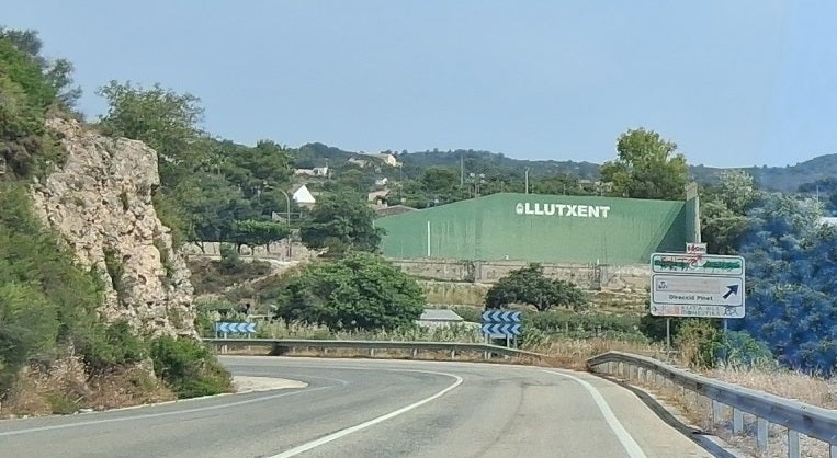 Entrada al municipio de Llutxent por la carretera CV-610.