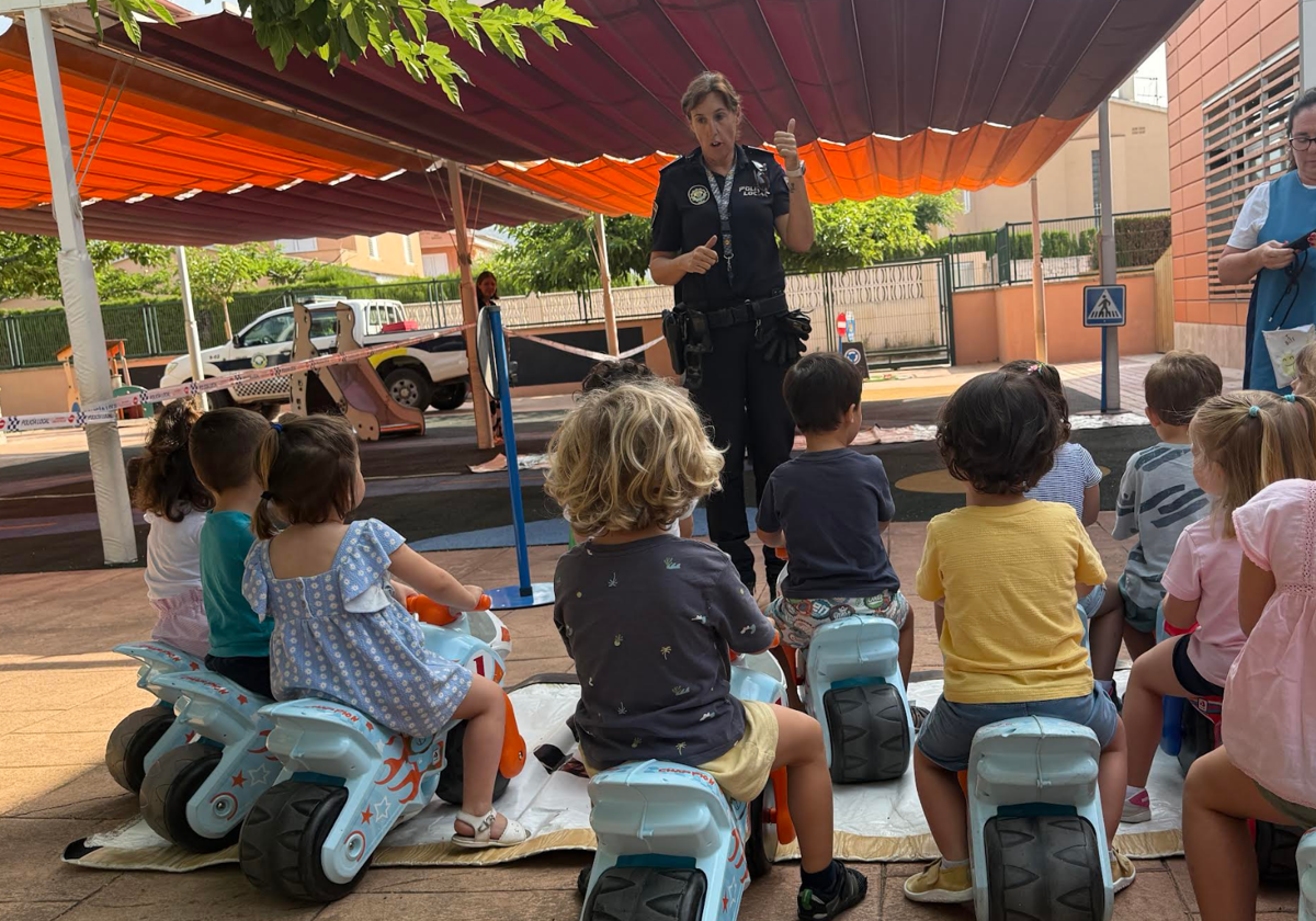 La Policía Local de Benicàssim imparte formación de Seguridad Vial en los centros escolares