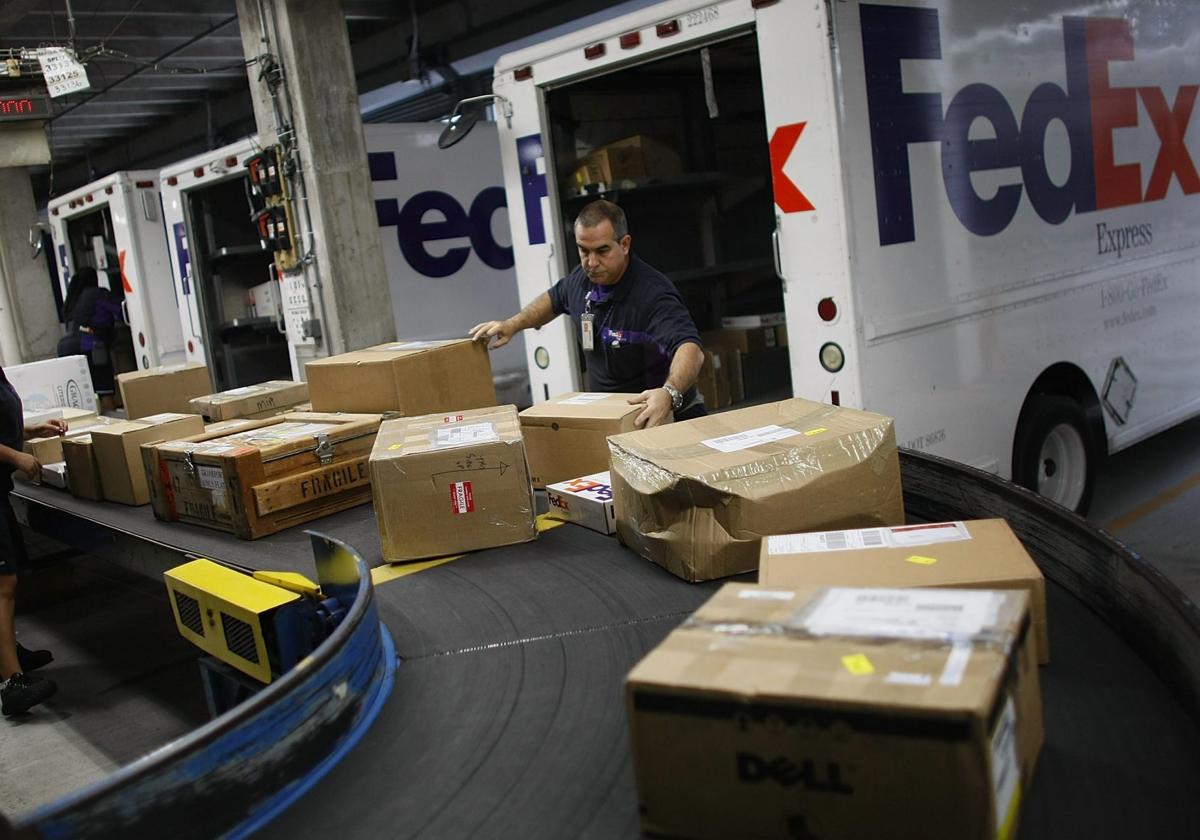 Trabajadores de Federal Express Corp (FedEx), la mayor compañía de mensajería del mundo, clasifican paquetes