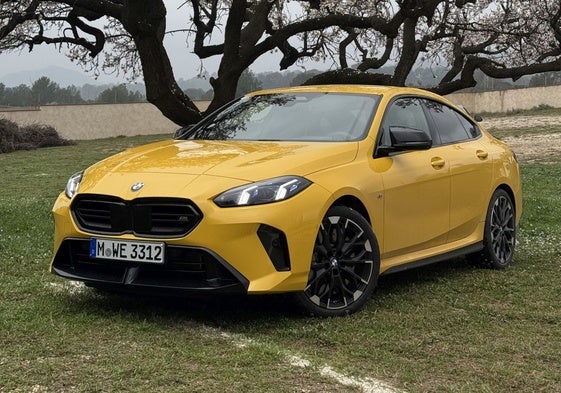 En la variante más deportiva, el M235 xDrive, encontramos detalles de diseño diferenciales por su agresividad y deportividad tanto por dentro como por fuera.