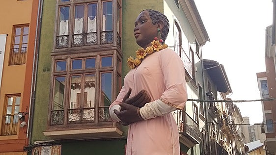 Los gegants negros estrenan este año vestuario.