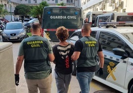 Una de los detenidos en Valencia por el incendio en los bajos comerciales de un bloque de apartamentos de Ibiza.