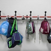 Mochilas en una clase, en una imagen de archivo.