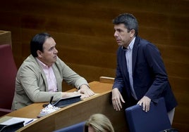 Pérez Llorca habla con Mazón en Les Corts.