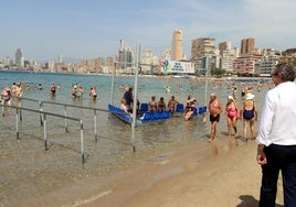 Zona de asientos dentro de la playa.