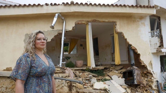 Silvia Torres, ante su casa destrozada.
