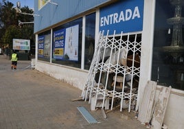 Tienda de lámparas e iluminación arrasada por la dana en el polígono de Sedaví.