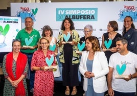 Representantes de las asociaciones de voluntarios junto a la alcaldesa de Valencia, María José Catalá.