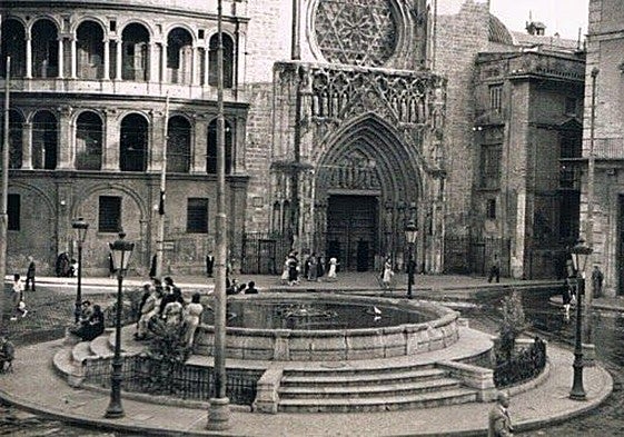 Fuente en la plaza de la Virgen desmontada en los años 70.